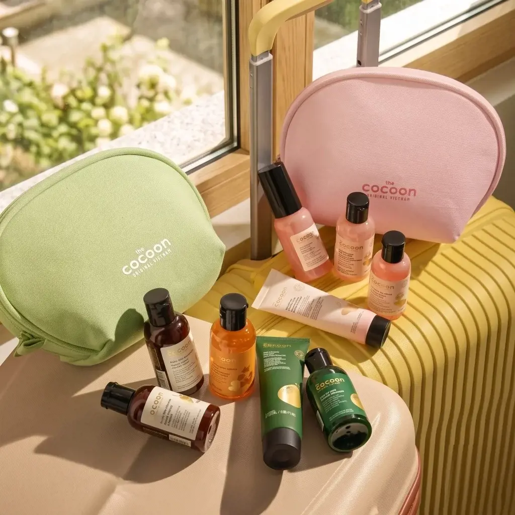 Set t&uacute;i mỹ phẩm du lịch v&agrave; sản phẩm chăm s&oacute;c c&aacute; nh&acirc;n nhỏ gọn l&agrave;m qu&agrave; cưới ph&ugrave; d&acirc;u ph&ugrave; rể